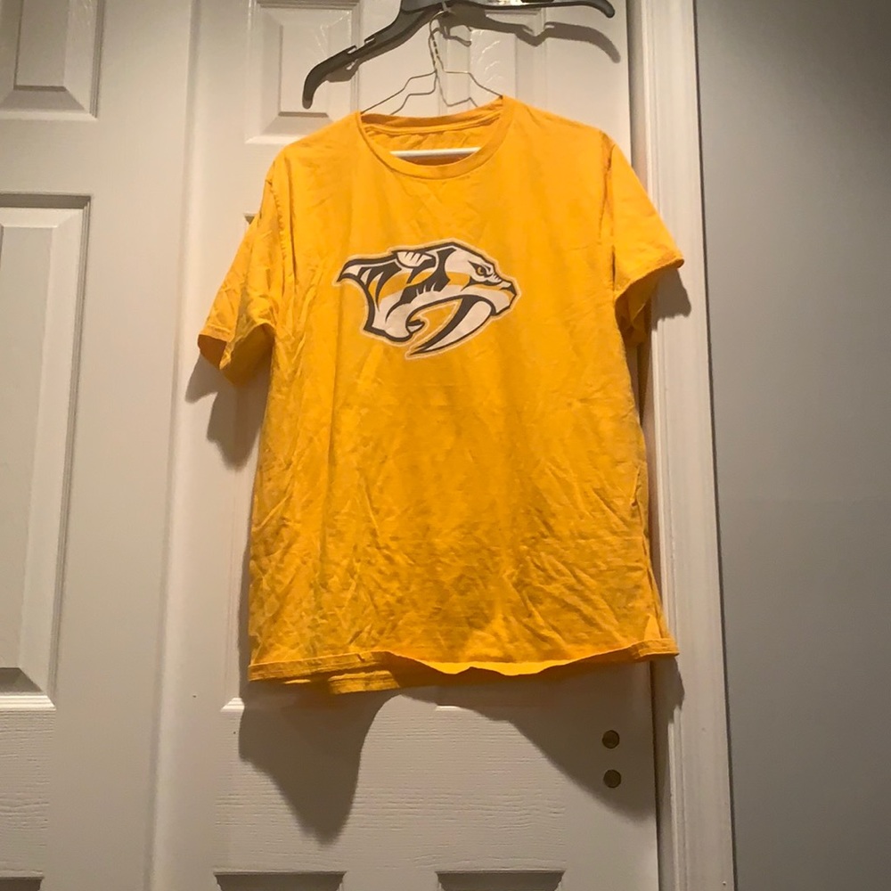 Nashville Predators size L tshirt in excellent condition!